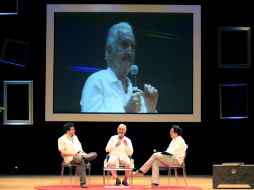 El escritor mexicano (C), habla hoy en el Hay Festival de Cartagena (Colombia). EFE  /