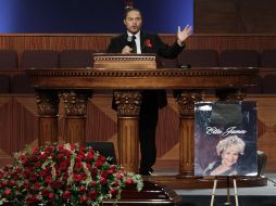Donto James, hijo de la fallecida estrella de la música, habla durante su funeral en California. REUTERS  /