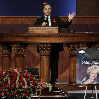 Despiden a Etta James entre canciones y lágrimas