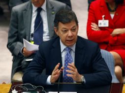 Esos dos extremos (las FARC y los paramilitares), están paradójicamente unidos contra de la ley”, dijo Santos. REUTERS  /