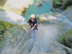 Para valientes. Saltos y rappel en aguas de tonalidad esmeralda. ESPECIAL  EMOTION TEAM  /