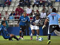 Jaime Ayovi de Pachuca (centro) durante el juego. MEXSPORTS  /