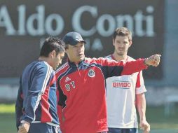 Nacho Ambriz (centro) da indicaciones a Marco Fabián durante el interescuadras en Verde Valle.  /