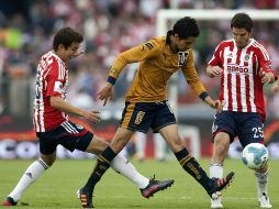 Erick Torres (i) y Antonio Gallardo (d) buscan arrebatarle el balón al jugador de Pumas, David Cabrera. MEXSPORT  /