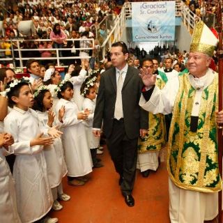 Cardenal Sandoval se despide ante miles de feligreses