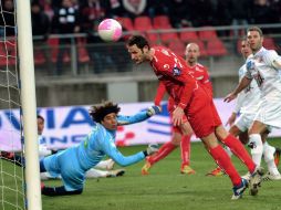 Guillermo Ochoa (abajo) y el Ajaccio ya salieron de la zona del descenso en Francia. AFP  /