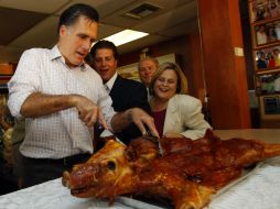El republicano favorito, Mitt Romney, degusta un cerdo dentro de un restaurante en Hialeah, Florida .REUTERS  /