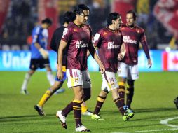 Braulio Luna sale cabizbajo luego de la derrota de Estudiantes ante Tigres. EFE  /