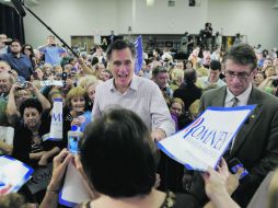 Mitt Romney convive con cientos de seguidores en un recorrido de campaña electoral, en Florida. AFP  /