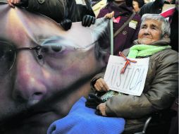 Una mujer sostiene una cartulina con la palabra “Justicia” en la demostración a favor del juez español Baltasar Garzón, en Madrid. AFP  /
