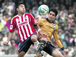 El volante del Guadalajara, Marco Fabián, disputa el esférico con el mediocampista de los Pumas, David Cabrera. EFE  /