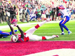 El receptor abierto de los Delfines de Miami, Brandon Marshall (rojo), atrapa un pase de anotación. REUTERS  /
