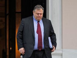 El ministro de Finanzas griego, Evangelos Venizelos, se retira de la reunión con primer ministro griego, Lucas Papademos. AP  /