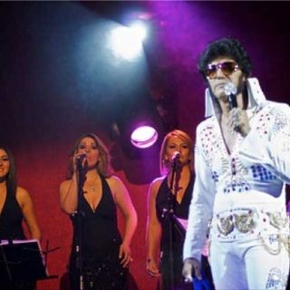 Presenta Héctor Ortiz con éxito su espectáculo 'Elvis en concierto'