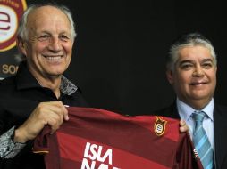 El uruguayo Héctor Hugo Eugui (i) con el presidente de Estudiantes Tecos, Carlos Leaño (d). EFE  /