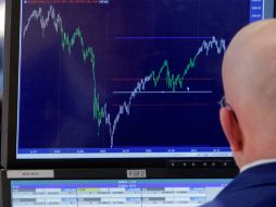 Un experto observa los movimientos en una pantalla dentro del centro finaciero. AP  /