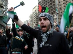 Sirios residentes en Egipto se manifiestan contra su presidente, Bashar al-Assad, frente a la embaja rusa en El Cairo, Egipto. EFE  /