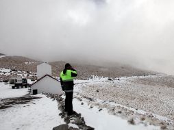 El frente frío número 28 provocó hoy la caída de nieve en el Valle de Toluca, Estado de México. EL UNIVERSAL  /