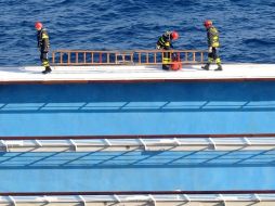 Bomberos y técnicos continuan con las labores de búsqueda de personas en el crucero Costa Concordia. EFE  /