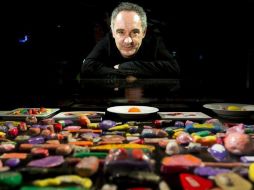 Ferran Adrià posa con algunas reproducciones en plastilina de sus platos famosos. EFE  /