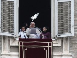 El Papa Benedicto XVI y dos niños liberan una paloma de la paz durante el tradicional rezo del Angelus. EFE  /