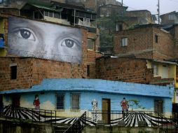 Las fotografías, colgadas en fachadas y techos de las viviendas, estarán expuestas durante seis meses. EFE  /