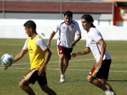 Rubens Sambueza (centro) espera una buen resultado de Estudiantes el viernes.  /