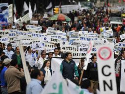 Miles de campesinos, obreros, empleados, universitarios y desempleados se manifestaron hoy para exigir recursos. EFE  /