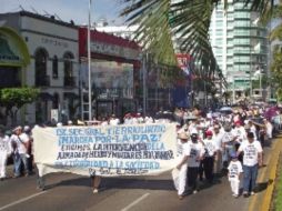 Policías ministeriales, agentes del Ministerio Público, peritos y personal administrativo arribaron al bloqueo. EL UNIVERSAL  /