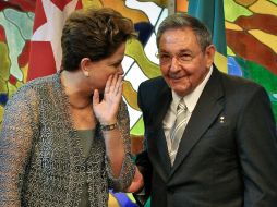 La presidenta de Brasil Dilma Rousseff se entrevistó el martes con su colega cubano Raúl Castro. AP  /