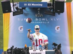 Eli Manning interactuó con los reporteros aventando pases con el ovoide. AP  /