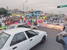 Vecinos durante el bloqueo en Esteban Alatorre y Pablo Valdez.  /