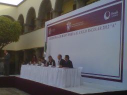 Antonio Mateos, presidente municipal de Tonalá (centro) encabezó la ceremonia de inauguración del centro universitario.  /