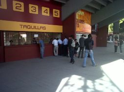 La presencia a las taquillas ha sido constante, pese a que no hay largas filas.  /