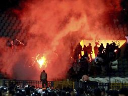 Aficionados egipcios se enfrentan en las gradas del estadio de Port Said. EFE  /
