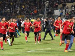 Los jugadores del Al-Haly corren para dejar la cancha durante los desmanes en Port Said. AP  /