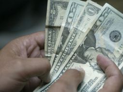 El billete estadounidense se ubicó en un precio mínimo de 12.28 pesos en algunos estados. ARCHIVO  /
