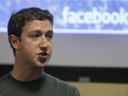 El fundador de Facebook, Mark Zuckerberg, dijo en una a carta a los inversores que no construyen servicios para ganar dinero. ARCHIVO  /