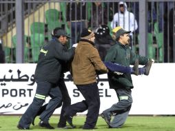 Personal médico traslada a uno de los heridos en Port Said. REUTERS  /