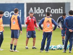 Ignacio Ambriz (centro) da indicaciones a sus jugadores en el entrenamiento.  /