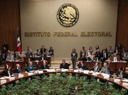 El Consejo General del IFE avaló el acuerdo con el voto de seis consejeros a favor y tres en contra. NTX  /