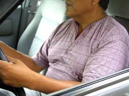 Ser sorprendido por un agente vial sin el cinturón de seguridad afectará los bolsillos de los automovilistas. ARCHIVO  /