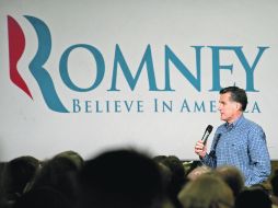 El republicano habla con la prensa y seguidores en Minnesota. AFP  /