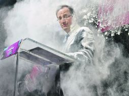 El candidato socialista François Hollande es cubierto de harina en mitad de un mitin. AP  /