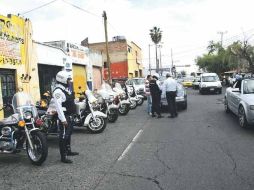 La Secretaría de Vialidad implementó ayer un operativo contra autos contaminantes en la zona de 5 de Febrero y Calzada del Ejército.  /