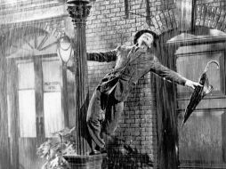 Gene Kelly, enamorado de Debbie Reynolds en una inmortal representación. ARCHIVO  /