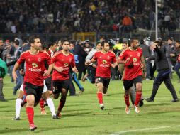 Los jugadores presenciaron los sangrientos enfrentamientos entre hinchas en un partido por la liga local. AP  /
