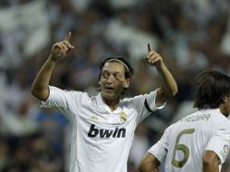 Mesut Özil está convencido de que podrá mantener su posición en el Real Madrid. ARCHIVO  /