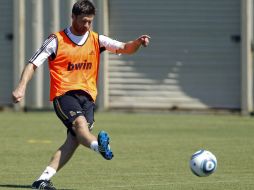A dos días del partido Xabi volvió a calzarse las botas y a probarse en un entrenamiento. ARCHIVO  /
