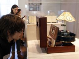 Un visitante observa la pieza de arte Praxinoscope-Théâtre de Emile Raynaud, en la exposición Trompe l'Oeil hoy, en París. AFP  /